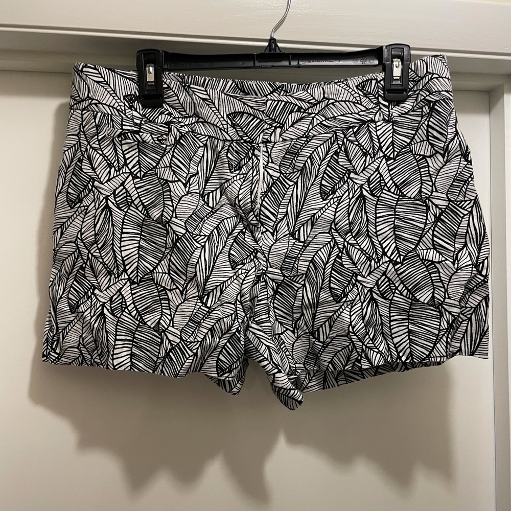 Loft black/white print shorts